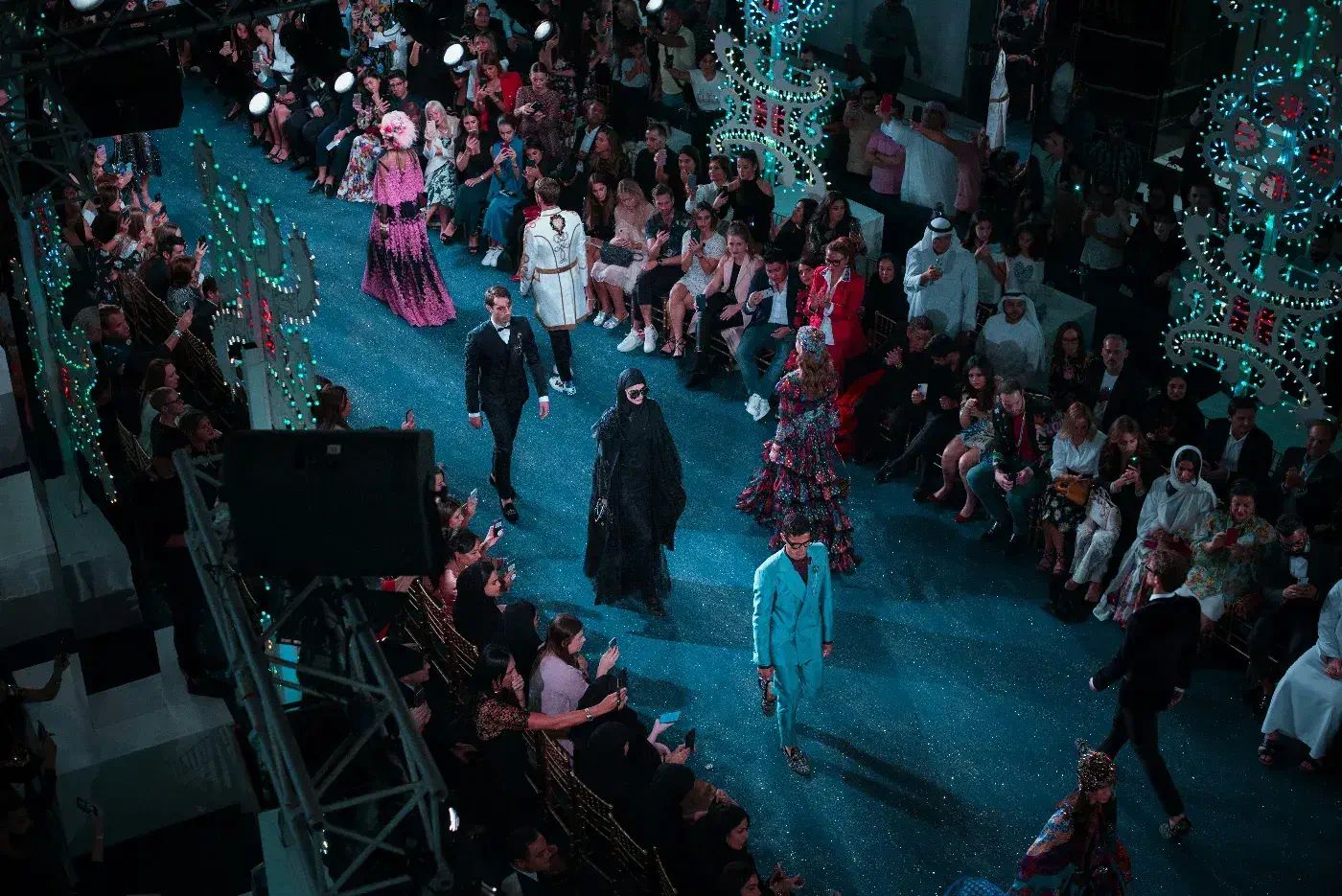 Foto 1 Der Glanz und Glamour der Modenschauen: Ein Blick hinter die Kulissen